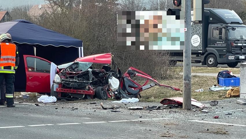 Nach ersten Erkenntnissen der Polizei und nach Zeugenaussagen missachtete der Toyota-Fahrer wohl das Rotlicht bei der Ampel an der Markgrafenkreuzung.