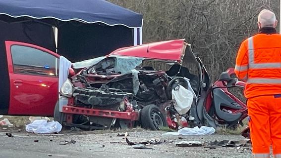 Schwerer Verkehrsunfall in Weinzierlein: Autofahrer stirbt noch an Unfallstelle