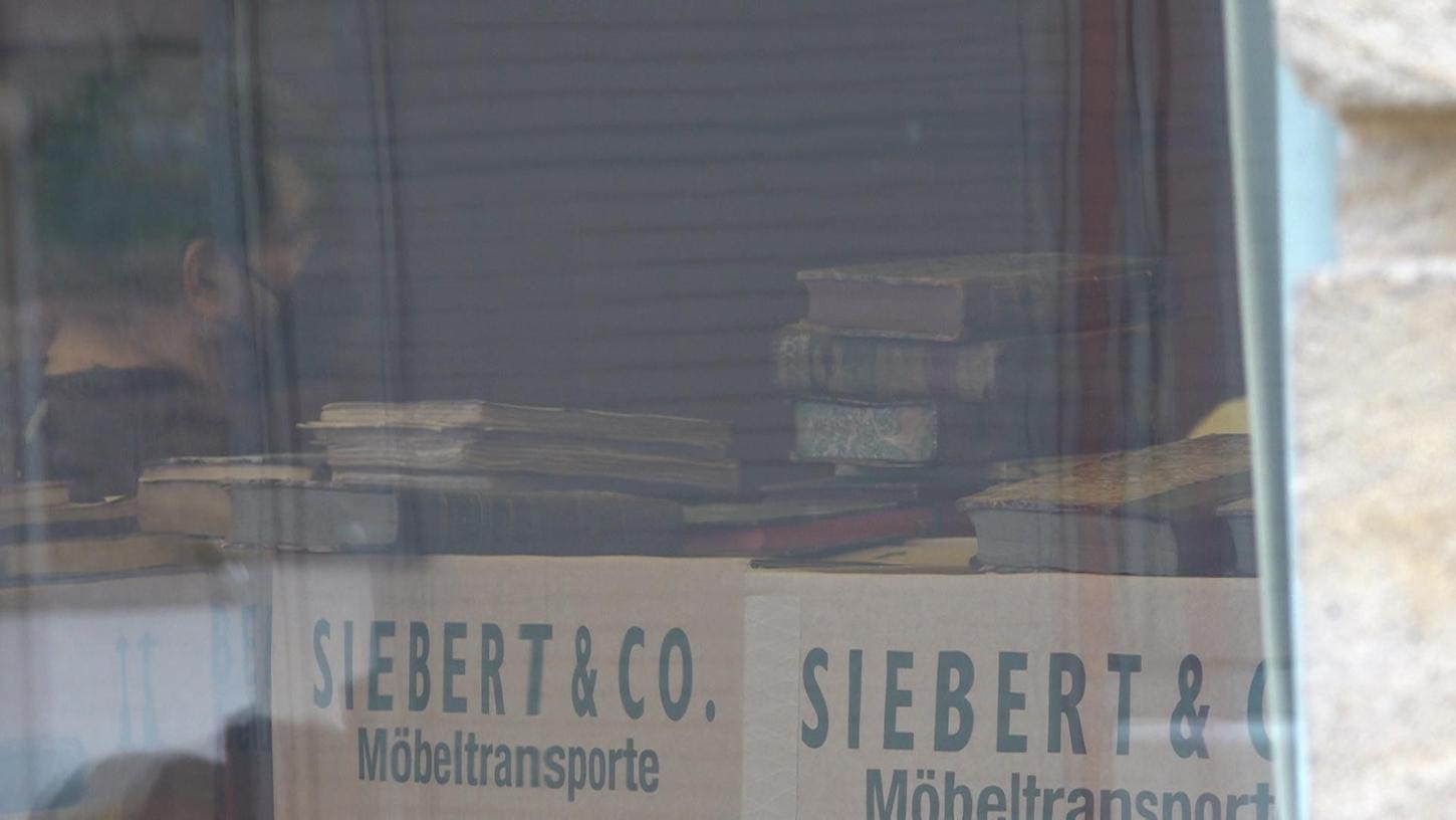 Schnell in Kartons und ab nach Leipzig: Die aufgequollenen Bücher, die der Wasserschaden im Richard-Wagner-Museum in Bayreuth verursacht hat, sollen nun wieder restauriert werden.