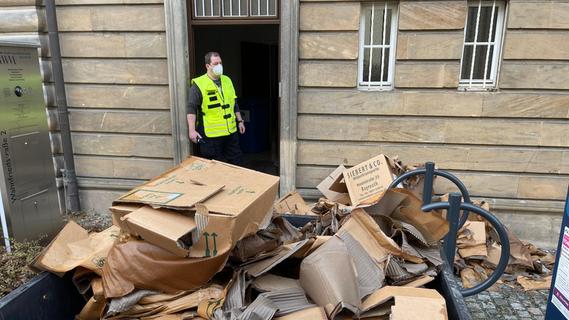 Wasserschaden in Bayreuther Museum - Historische Bücher zerstört