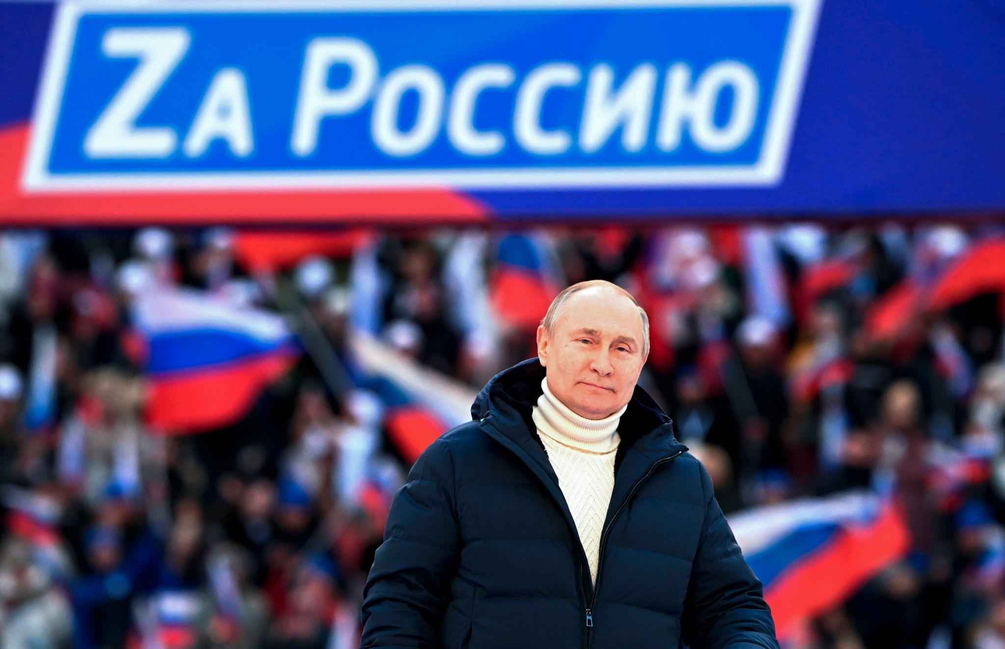 Russlands Präsident Putin lässt sich zum achten Jahrestag der Inbesitznahme der Krim von tausenden Jubelnden im Moskauer Luschniki-Stadion feiern. Mitten während seiner Rede, in der er die russischen Soldaten in der Ukraine lobte, brach allerdings die TV-Übertragung plötzlich ab. Der Grund für die Unterbrechung waren nach Angaben von Kremlsprecher Dmitri Peskow technische Störungen. Es habe eine Panne auf einem Server gegeben.  