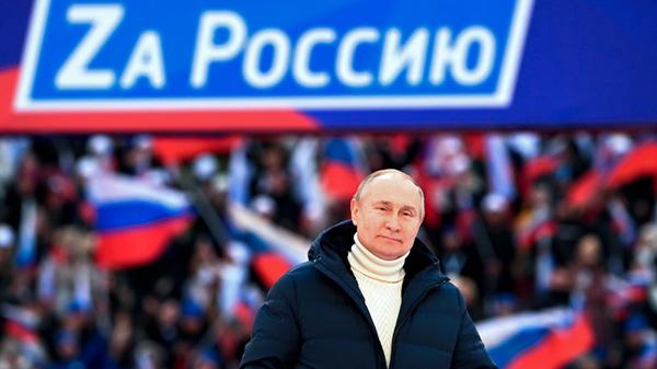 Russlands Präsident Putin lässt sich zum achten Jahrestag der Inbesitznahme der Krim von tausenden Jubelnden im Moskauer Luschniki-Stadion feiern. Mitten während seiner Rede, in der er die russischen Soldaten in der Ukraine lobte, brach allerdings die TV-Übertragung plötzlich ab. Der Grund für die Unterbrechung waren nach Angaben von Kremlsprecher Dmitri Peskow technische Störungen. Es habe eine Panne auf einem Server gegeben.