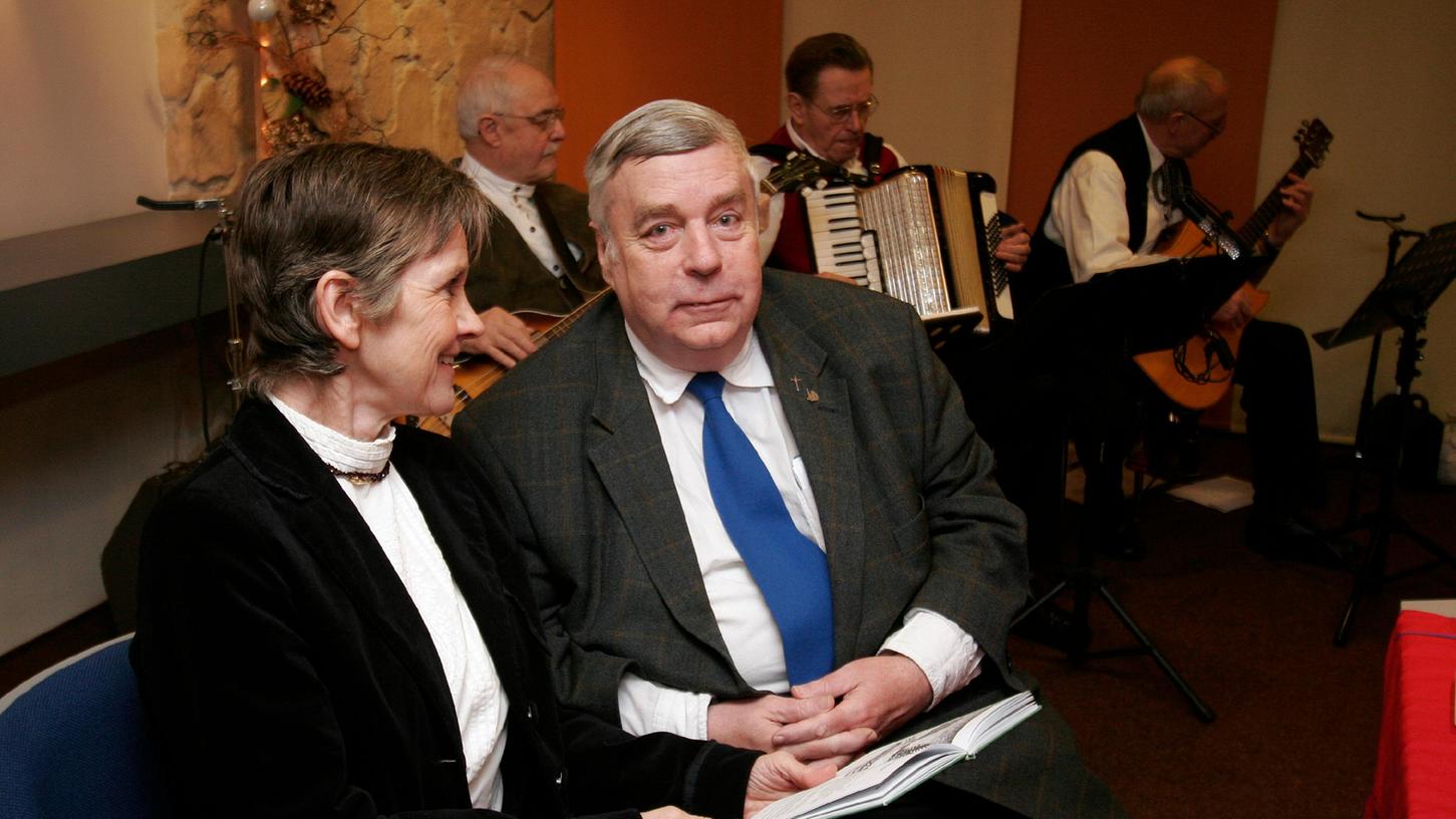 Helmut Weidinger mit seiner Frau Uschi. Mit humorvollen Programmen sind sie auch gemeinsam aufgetreten. Helmut Weidinger mit seiner Frau Uschi. Mit humorvollen Programmen sind sie auch gemeinsam aufgetreten.