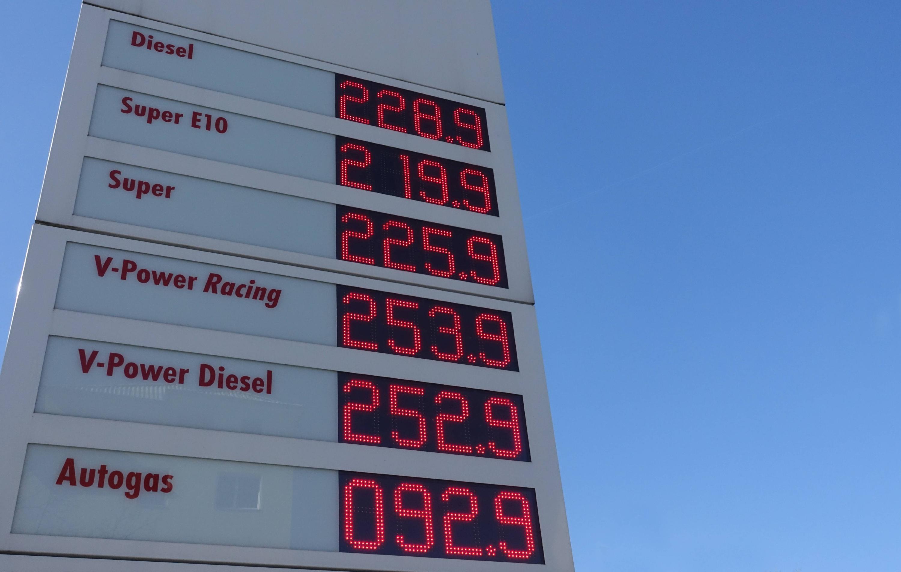 Folgen des furchtbaren Krieges: Die Preise an den Tankstellen steigen drastisch. Benzin und Diesel kosten weiter deutlich über zwei Euro pro Liter, das bedeutet mehr als 50 Cent mehr als vor dem Krieg. Die Ölpreise haben nach einem hohen Anstieg aber schon wieder nachgegeben. Experten wie Robert Habeck mahnen deshalb die Benzinkonzerne. Es dürfe nicht sein, dass Unternehmen aus der Situation "unangemessene Gewinne“ schlagen, sagte der deutsche Wirtschaftsminister.