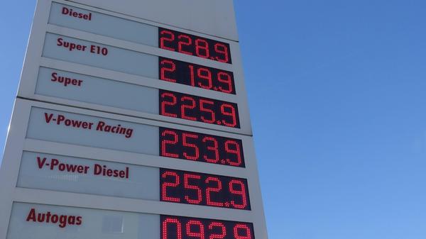 Folgen des furchtbaren Krieges: Die Preise an den Tankstellen steigen drastisch. Benzin und Diesel kosten weiter deutlich über zwei Euro pro Liter, das bedeutet mehr als 50 Cent mehr als vor dem Krieg. Die Ölpreise haben nach einem hohen Anstieg aber schon wieder nachgegeben. Experten wie Robert Habeck mahnen deshalb die Benzinkonzerne. Es dürfe nicht sein, dass Unternehmen aus der Situation "unangemessene Gewinne“ schlagen, sagte der deutsche Wirtschaftsminister.
