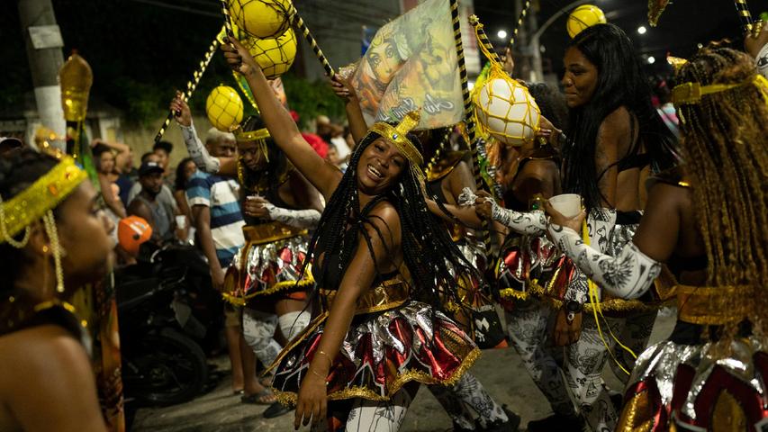 Hoffnung in Brasilien: Erstmals nach zwei Jahren soll der Karneval in Rio wieder stattfinden dürfen. Zwei Jahre Corona-Pause gehen Ende April dann wahrscheinlich zu Ende. Die Gruppen proben schon, trotz noch hoher Inzidenz-Zahlen ist geplant, die weltberühmten Umzüge wieder durchzuführen.   