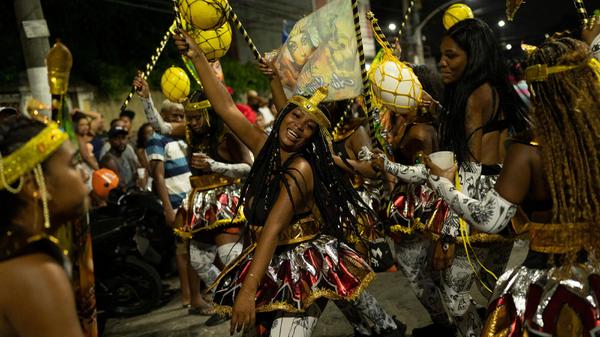 Hoffnung in Brasilien: Erstmals nach zwei Jahren soll der Karneval in Rio wieder stattfinden dürfen. Zwei Jahre Corona-Pause gehen Ende April dann wahrscheinlich zu Ende. Die Gruppen proben schon, trotz noch hoher Inzidenz-Zahlen ist geplant, die weltberühmten Umzüge wieder durchzuführen.