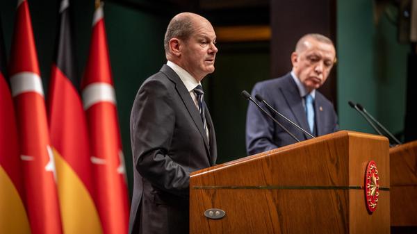 Antrittsbesuch: Bundeskanzler Olaf Scholz (SPD) gemeinsam mit Recep Tayyip Erdogan, Präsident der Türkei, bei der Pressekonferenz nach den bilateralen Gesprächen. Es war der Antrittsbesuch des Kanzlers beim Nato-Partner Türkei gut drei Monate nach seiner Vereidigung. Hauptthema in den Gesprächen mit Erdogan war der Krieg in der Ukraine. Das schweiße zusammen, sagte Scholz. "Wir werden die Bemühungen um einen dauerhaften Waffenstillstand unentwegt fortsetzen", so Erdogan.