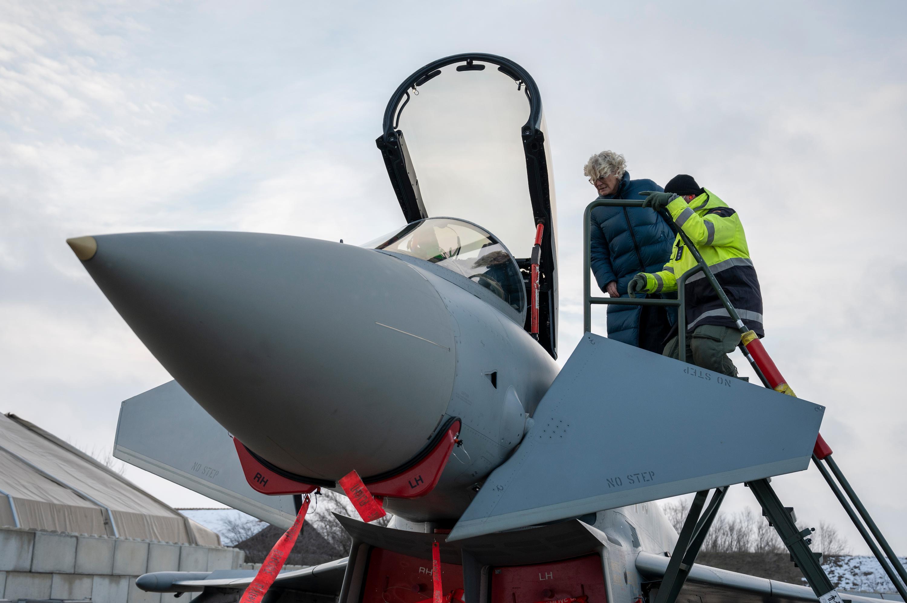 Als Ersatz für die alten Tornados der Luftwaffe setzt die Bundeswehr auf neue Kampfjets. Verteidigungsministerin Ministerin Lambrecht gab die Anschaffung amerikanischer F-35-Tarnkappenjets bekannt. Die Entscheidung dafür sei schon länger angedacht, aber auch eine Antwort auf die Weltlage nach dem russischen Angriff auf die Ukraine.  Bis zu 35 Maschinen des US-Herstellers Lockheed Martin sollen es werden, so Lambrecht.
