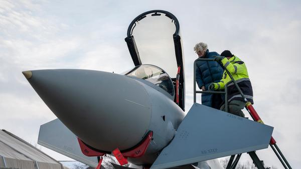 Als Ersatz für die alten Tornados der Luftwaffe setzt die Bundeswehr auf neue Kampfjets. Verteidigungsministerin Ministerin Lambrecht gab die Anschaffung amerikanischer F-35-Tarnkappenjets bekannt. Die Entscheidung dafür sei schon länger angedacht, aber auch eine Antwort auf die Weltlage nach dem russischen Angriff auf die Ukraine. Bis zu 35 Maschinen des US-Herstellers Lockheed Martin sollen es werden, so Lambrecht.