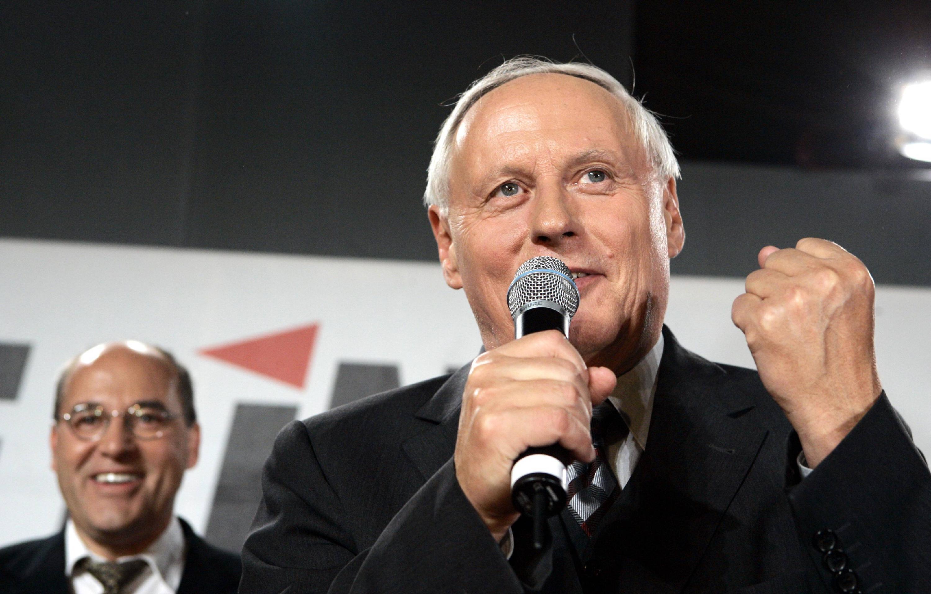 Es gibt  keinen zweiten Politiker in Deutschland, der Vorsitzender zweier Parteien – der SPD und der Linken – war. Und beide im Streit verließ. Jetzt, 23 Jahre nach seinem Austritt aus der SPD, hat sich Lafontaine auch von der Linken abgewandt und ist aus der Partei ausgetreten. "Ich wollte, dass es im politischen Spektrum eine linke Alternative zur Politik sozialer Unsicherheit und Ungleichheit gibt, deshalb habe ich die Partei Die Linke mitgegründet. Die heutige Linke hat diesen Anspruch aufgegeben", sagte der Saarländer.  