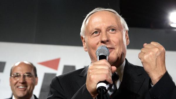 Es gibt keinen zweiten Politiker in Deutschland, der Vorsitzender zweier Parteien – der SPD und der Linken – war. Und beide im Streit verließ. Jetzt, 23 Jahre nach seinem Austritt aus der SPD, hat sich Lafontaine auch von der Linken abgewandt und ist aus der Partei ausgetreten. "Ich wollte, dass es im politischen Spektrum eine linke Alternative zur Politik sozialer Unsicherheit und Ungleichheit gibt, deshalb habe ich die Partei Die Linke mitgegründet. Die heutige Linke hat diesen Anspruch aufgegeben", sagte der Saarländer.