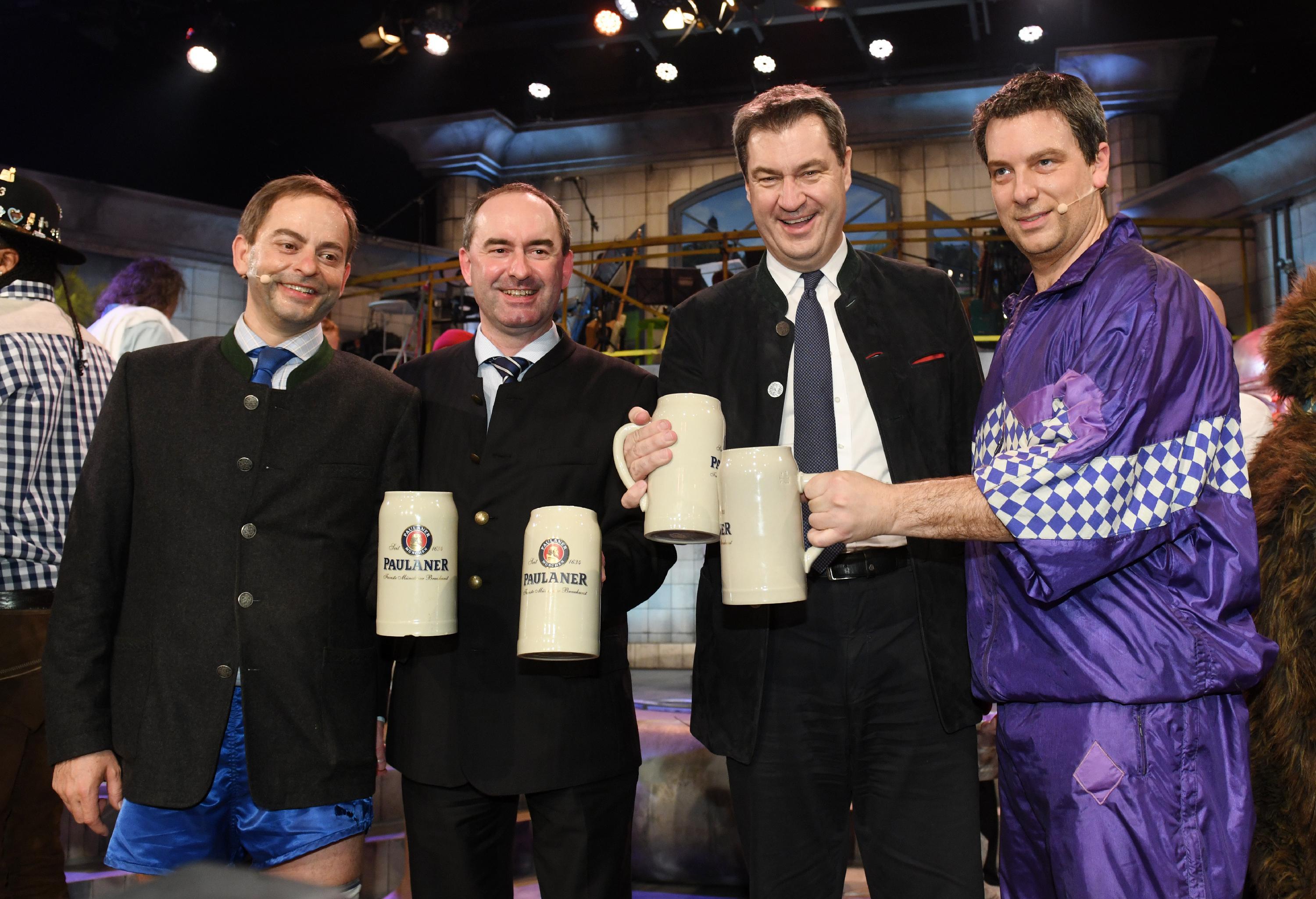 Keine Zeit für Polit-Späße: Wegen des Kriegs in der Ukraine verzichtet die Paulaner-Brauerei auf das "Derblecken" am Münchner Nockherberg - "schweren Herzens", wie es hieß. Die Starkbierrede von Kabarettist Maxi Schafroth und das Singspiel waren schon vorbereitet für den 24. April. Die Salvator-Probe sei "das urbayerische Derblecken und lebt auch von einer entspannten und ausgelassenen Stimmung", so die Mitteilung der Brauerei. Das sei nun angesichts des Kriegs nicht möglich.