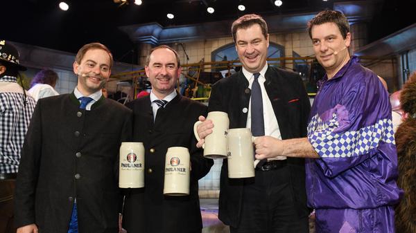 Keine Zeit für Polit-Späße: Wegen des Kriegs in der Ukraine verzichtet die Paulaner-Brauerei auf das "Derblecken" am Münchner Nockherberg - "schweren Herzens", wie es hieß. Die Starkbierrede von Kabarettist Maxi Schafroth und das Singspiel waren schon vorbereitet für den 24. April. Die Salvator-Probe sei "das urbayerische Derblecken und lebt auch von einer entspannten und ausgelassenen Stimmung", so die Mitteilung der Brauerei. Das sei nun angesichts des Kriegs nicht möglich.