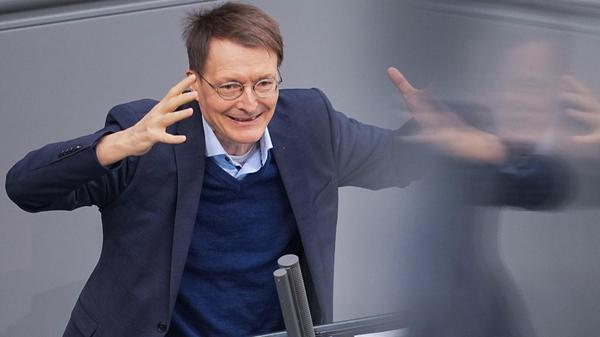 Der Bundestag hat mit den Beratungen über eine Ausweitung der Corona-Impfpflicht begonnen. Bundesgesundheitsminsiter Karl Lauterbach warb erneut eindringlich für die Einführung einer allgemeinen Impfpflicht. "Wir können die Pandemie für Deutschland zum ersten Mal beenden mit der Impfpflicht", sagte er. Es liegen mehrere Entwürfe vor, Anfang April soll eine Abstimmung erfolgen.