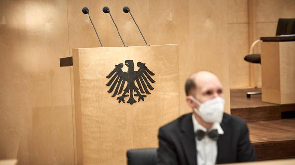 Bundestag und Bundesrat verabschiedeten mit der Mehrheit der Regierungskoalition das umstrittene neue Infektionsschutzgesetz. Zahlreiche Länder üben massiv Kritik daran. Ab 20. März gelten demzufolge die meisten Corona-Schutzmaßnahmen nicht mehr, trotz Inzidenzzahlen, die auf Rekordniveau gestiegen sind. Die Länder nutzen eine Übergangsfrist bis zum 2. April.