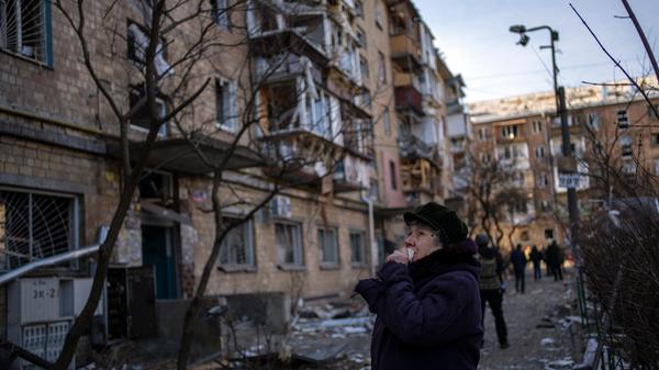 Frau verzweifelte Frau vor einem durch eine Bombe beschädigten Wohnhaus in Kiew: Der Krieg Wladimir Putins geht unvermindert weiter - auch gegen die Zivilbevölkerung. "Die Menschen in den belagerten Städten sind apokalyptischen Zuständen ausgesetzt: Keine Nahrung, kein Wasser, keine medizinische Versorgung und kein Ausweg“, sagte der EU-Kommissar für humanitäre Hilfe und Krisenschutz, Janez Lenarcic.