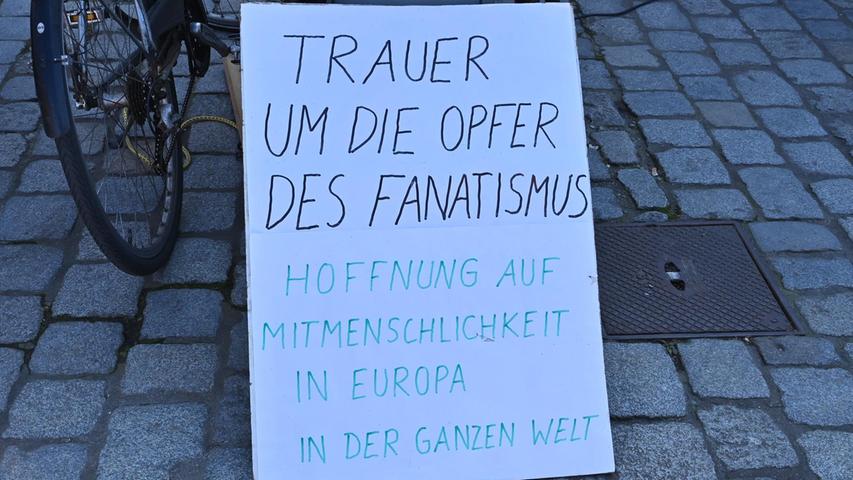 "Hoffnung auf Mitmenschlichkeit in Europa - in der ganzen Welt": Diesen Wunsch teilen sicherlich alle Demonstranten. 