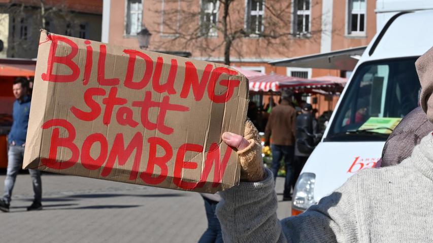 "Bildung statt Bomben": Die Teilnehmer der Demos hatten Plakate mit verschiedenen Forderungen. 