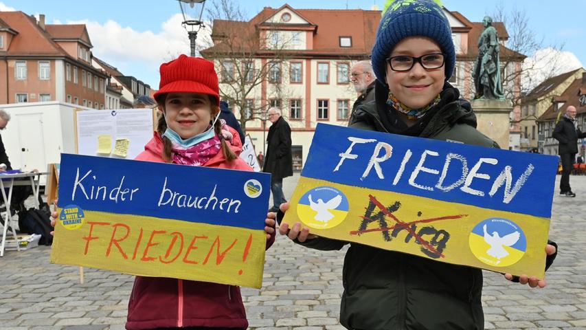 Marlene (6) und Felix (8) sind mit ihrer Mutter extra aus dem Landkreis Neustadt/Aisch nach Erlangen gekommen, um bei der ersten Kundgebung dabei zu sein. Die Schilder haben die beiden selber gemalt. 