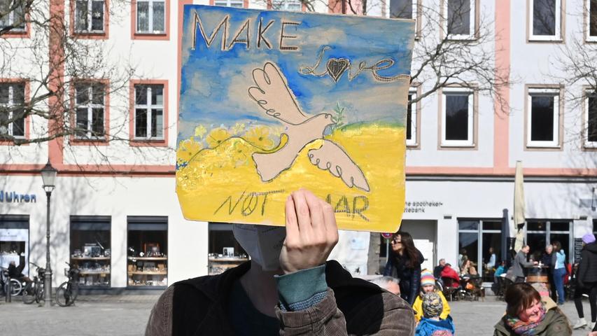 "Make Love Not War", "Mach Liebe nicht Krieg": Insbesondere die Teilnehmer der größeren Demonstrationen haben viele verschiedene Plakate dabei. 