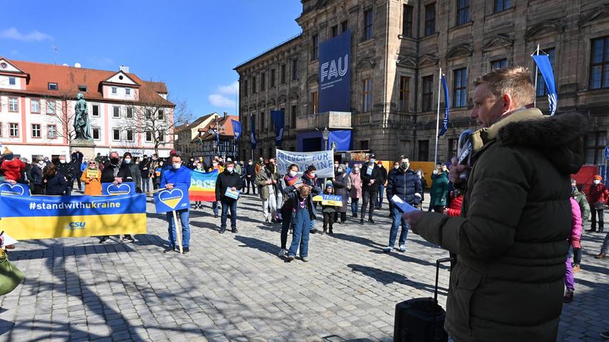 Bürgermeister Jörg Volleth spricht der Ukraine alle Solidarität zu, der CSU-Mann ist für den an coronaerkrankten Oberbürgermeister Florian Janik (SPD) eingesprungen. 