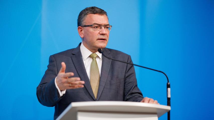 Florian Herrmann ist bereits seit 2013 Mitglied im Parteivorstand der CSU. Seit 2018 ist er Leiter der Staatskanzlei und Staatsminister für Bundesangelegenheiten und Medien.
