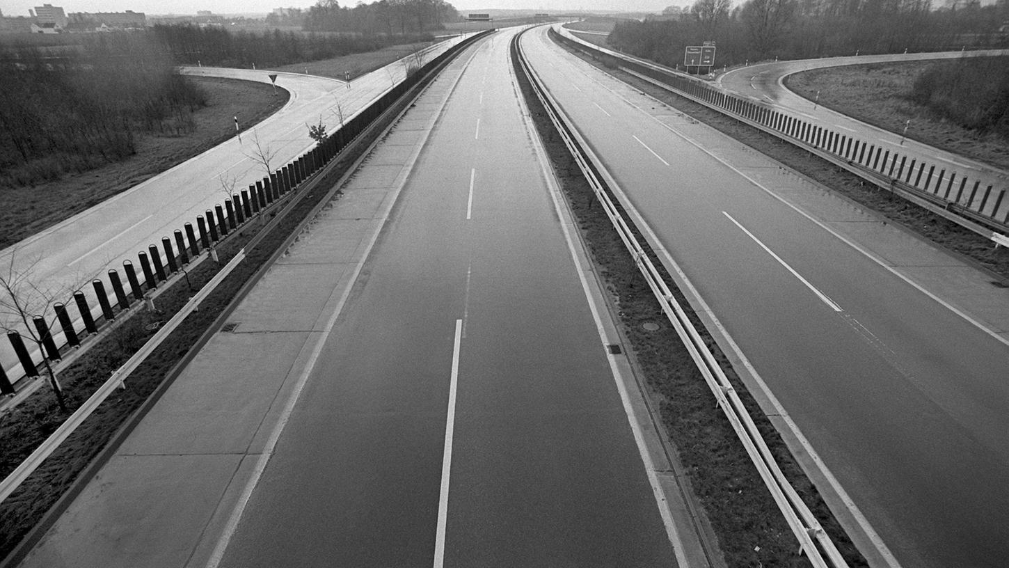 Ein 22-jähriger Fußgänger war in der Nacht zum Sonntag auf der Autobahn unterwegs. Ein 22-jähriger Fußgänger war in der Nacht zum Sonntag auf der Autobahn unterwegs.