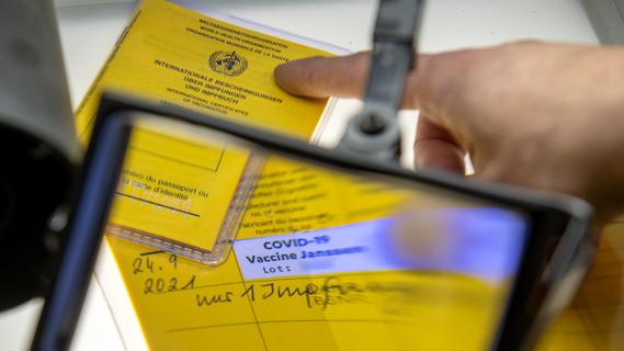 Erst Gefängnis, jetzt doch nur geringe Geldstrafe: Nürnberger Paar nutzte gefälschte Impfausweise