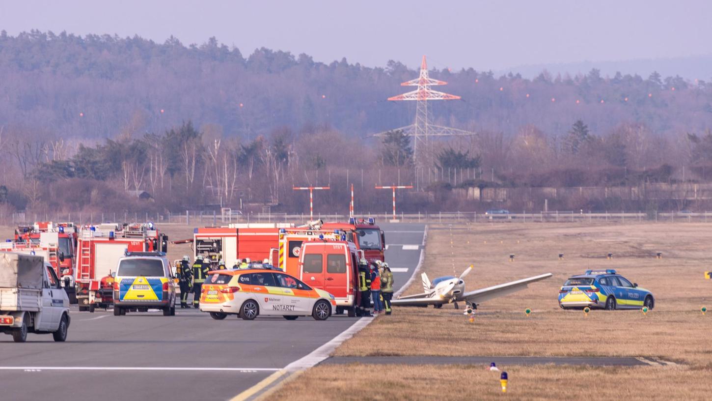 Das einmotorige Flugzeug aus Freiburg hatte offenbar Probleme mit dem Fahrwerk, woraufhin sich der Pilot aus Sicherheitsgründen zu der außerplanmäßigen Landung entschied.