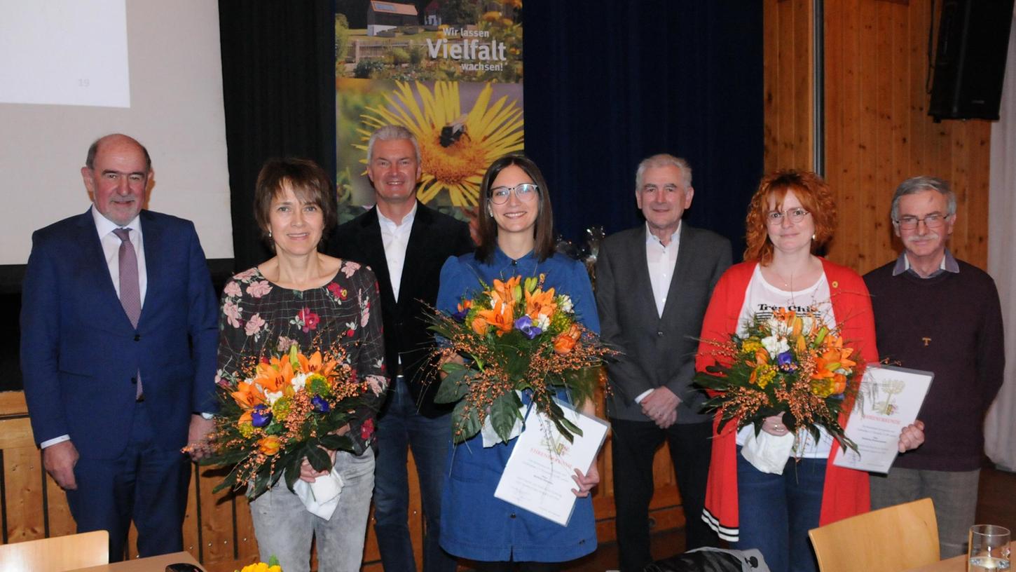 Die goldene Ehrennadel bekamen Anna Klebl (OGV Röckersbühl) sowie Kathrin Uhlmann und Katharina Atzmannsdorfer vom  OGV Lauterhofen .