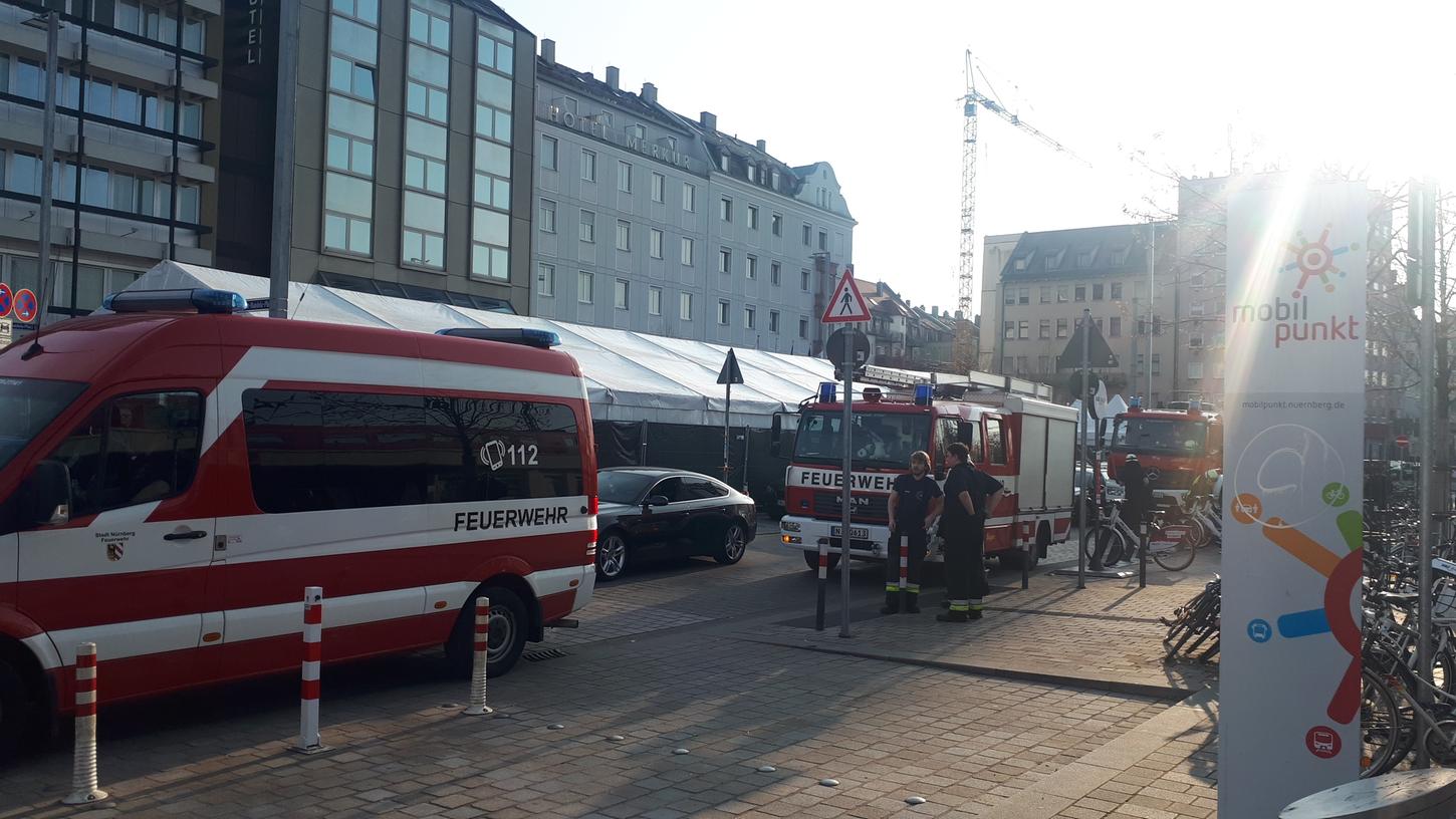 Feuerwehr-Leute am Nelson-Mandela-Platz vor den neu aufgebauten Großzelten.