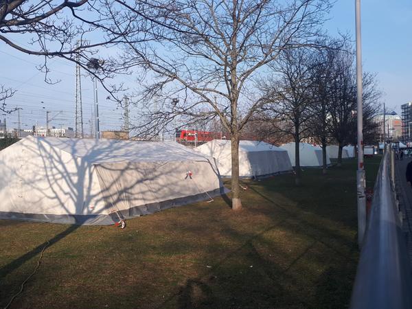 Die kleineren Zelte im nun abgeriegelten Südstadtpark.