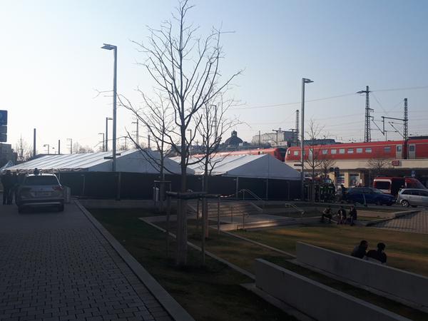 Die Großzelte am Nelson-Mandela-Platz mit Blick auf den Hauptbahnhof. Die Großzelte am Nelson-Mandela-Platz mit Blick auf den Hauptbahnhof.
