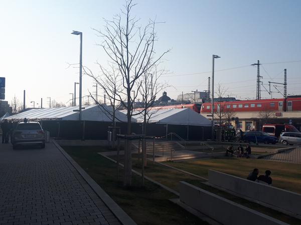 Die Großzelte am Nelson-Mandela-Platz mit Blick auf den Hauptbahnhof.