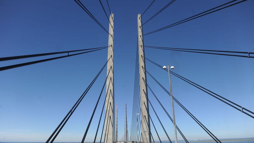 Wer mit dem Auto anreist und auf eine Fährfahrt verzichten will, fährt über die Öresundbrücke von Dänemark nach Schweden. Eine Überfahrt kostet 55 Euro Maut.