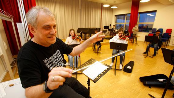 Stefan Hippe ist Multiinstrumentalist, studierter Komponist und Dirigent. Stefan Hippe ist Multiinstrumentalist, studierter Komponist und Dirigent.