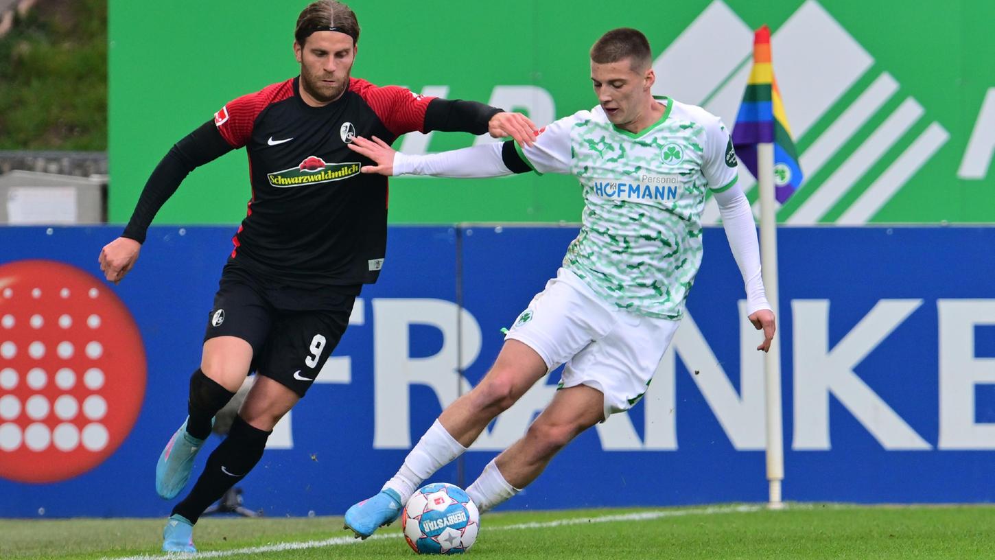 Endlich zurück in der Bundesliga: Tobias Raschl (rechts) hatte gegen den SC Freiburg um Lucas Höler keinerlei Anpassungsprobleme und zeigte, was er kann.
