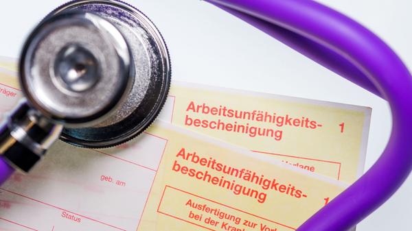 Die Digitalisierung schreitet im Gesundheitssektor langsam voran: Ab 2023 ist keine Krankmeldung mit gelbem Zetteln an Krankenkasse und Arbeitgeber mehr nötig. Die Arbeitsunfähigkeitsbescheinung kann dann elektronisch an den Arbeitgeber weitergeleitet werden.