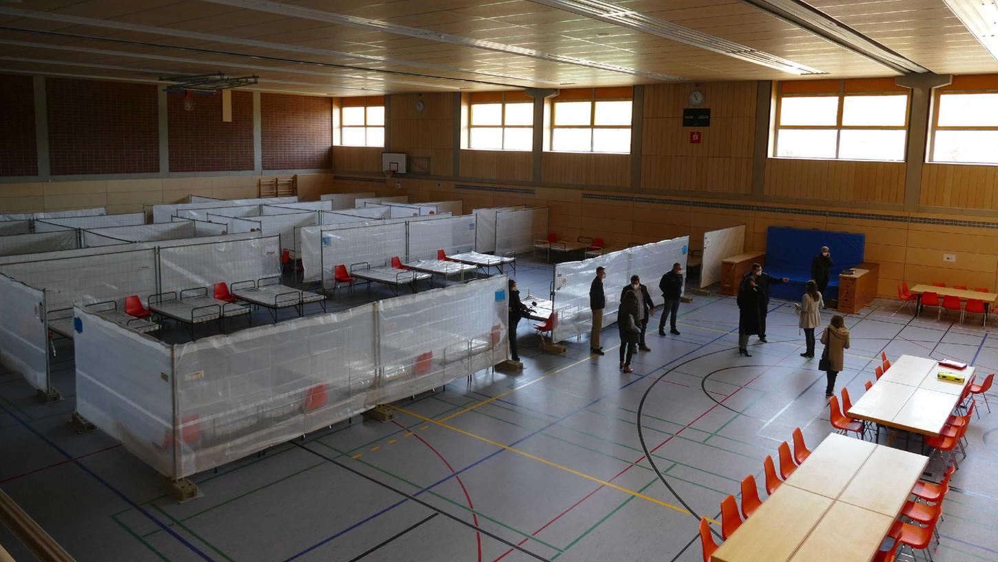 In der Brombachhalle wurde eine zweite Notunterkunft für Flüchtlinge eingerichtet, falls die Kapazitäten in Treuchtlingen nicht mehr ausreichen sollte. Hier können die Geflüchteten essen, trinken und schlafen und haben zumindest ein festes Dach über dem Kopf. In der Brombachhalle wurde eine zweite Notunterkunft für Flüchtlinge eingerichtet, falls die Kapazitäten in Treuchtlingen nicht mehr ausreichen sollte. Hier können die Geflüchteten essen, trinken und schlafen und haben zumindest ein festes Dach über dem Kopf.