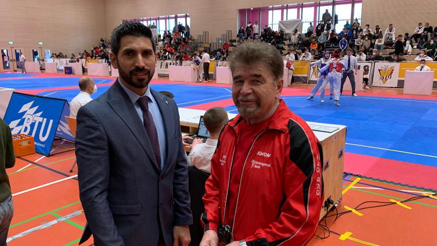 Bei ihnen liefen die organisatorischen Fäden für das Taekwondo-Großereignis zusammen: Kampfrichter-Chef Abdullah Ünlübay (links) von der BTU und Horst Scholz vom SV Nennslingen.  