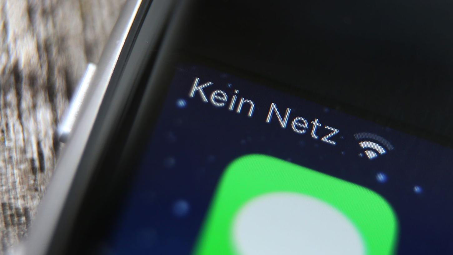 Trotz massiver Anstrengungen der Mobilfunkbetreiber gibt es immer noch Stellen, in denen sich das Handy in kein Netz einwählen kann. Unterschieden wird in "weiße Flecken" und "graue Flecken" und kein Empfang. Bei letzterem sind auch keine Telefongespräche möglich.