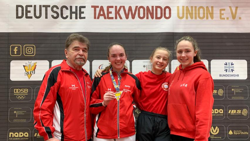 Glückliche Nennslinger Taekwondoka (von links nach rechts): SVN-Abteilungsleiter Horst Scholz, die strahlende Vizemeisterin Isabel Beckstein, Anna Satzinger und Trainerin Vanessa Beckstein.  