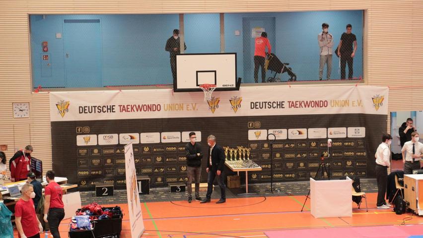 Die Ecke für die Siegerehrungen: Die Deutsche Taekwondo Union kürte ihre Champions der Jugend A und der Senioren erstmals in Weißenburg.
