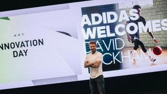 Weiteres Bild aus Franken: David Beckham steht auf einer Bühne bei adidas in Herzogenaurach.