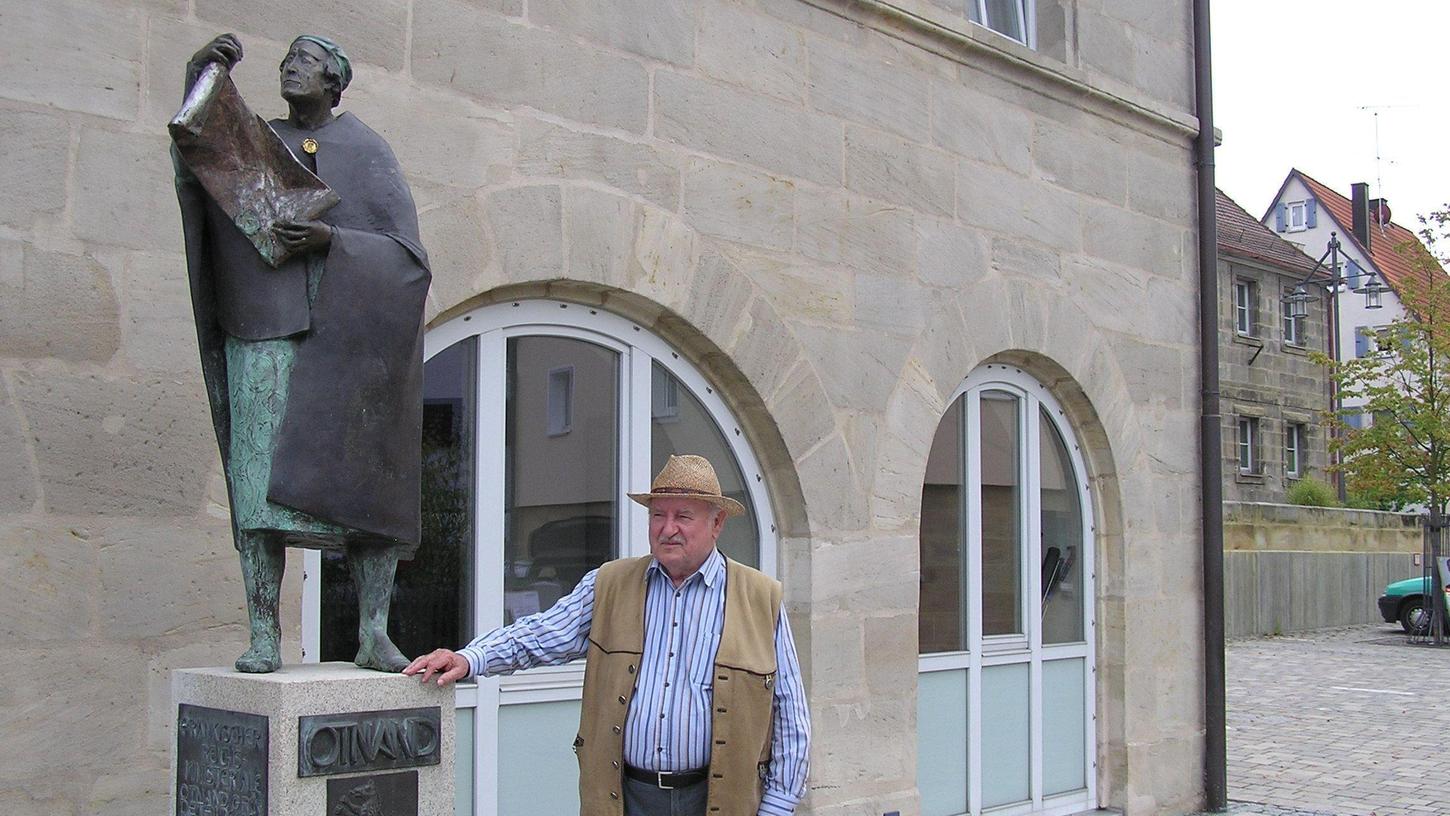 Fritz Fink neben dem Denkmal für den Reichsministeralen Otnand, dem Gründer von Eschenau: Vergeblich kämpfte der Heimatforscher mit seiner Bürgerinitiative darum, dass der Markt den Namen "Eschenau" statt "Eckental" erhält.