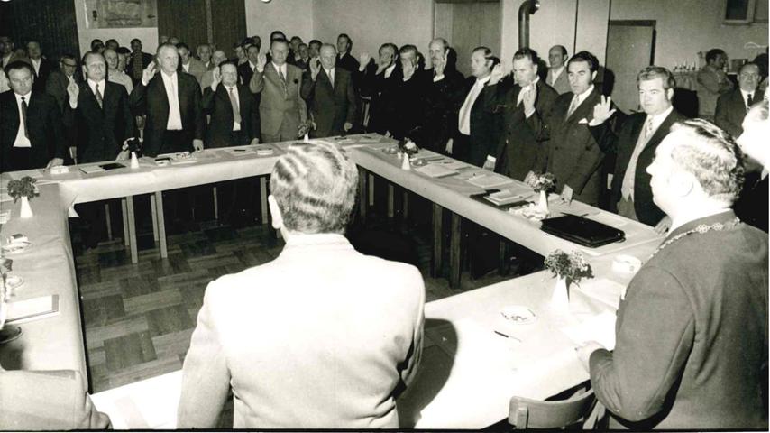 Bei der konstituierenden Sitzung des neuen Marktgemeinderats 1972 wurden die Volksvertreter von Bürgermeister Georg Hänfling (rechts vorne) vereidigt.