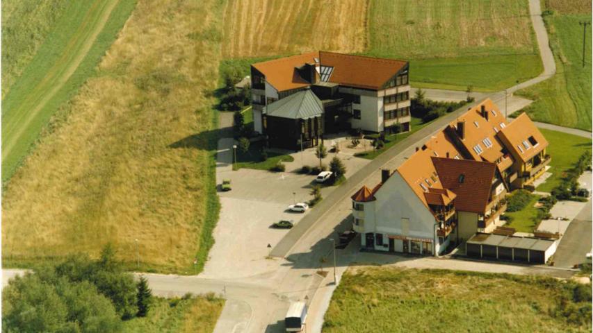 Erst 1981 wurden die Ämter der Verwaltung mit dem Bau des Rathauses, das damals noch zwischen Feldern am Ortsrand von Eschenau lag, an einem Ort vereinigt - hier eine Aufnahme von 1987.