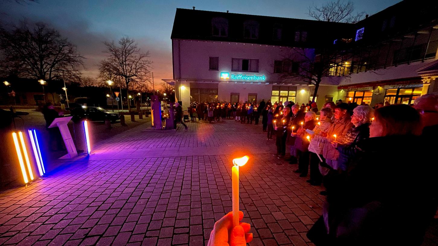 Mit Kerzen in den Händen beteten die Menschen um Frieden in der Ukraine. 