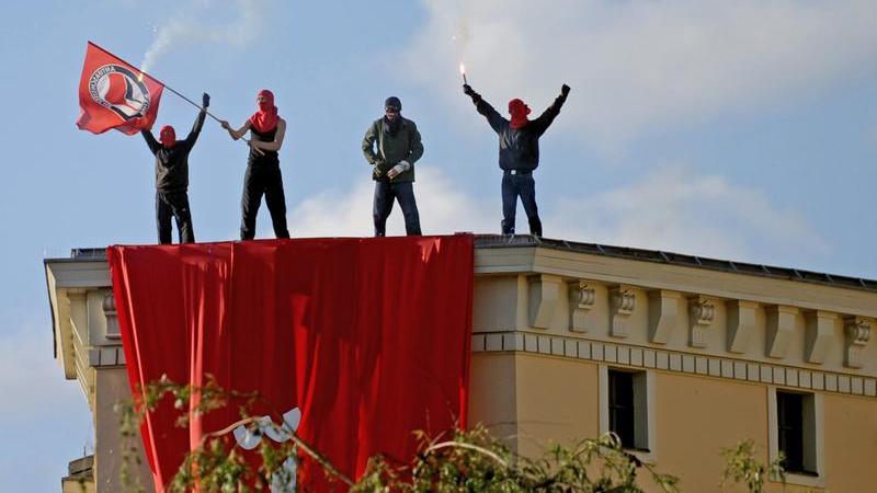 Linke Demonstranten auf einem Hausdach in Berlin-Kreuzberg. Linke Demonstranten auf einem Hausdach in Berlin-Kreuzberg.
